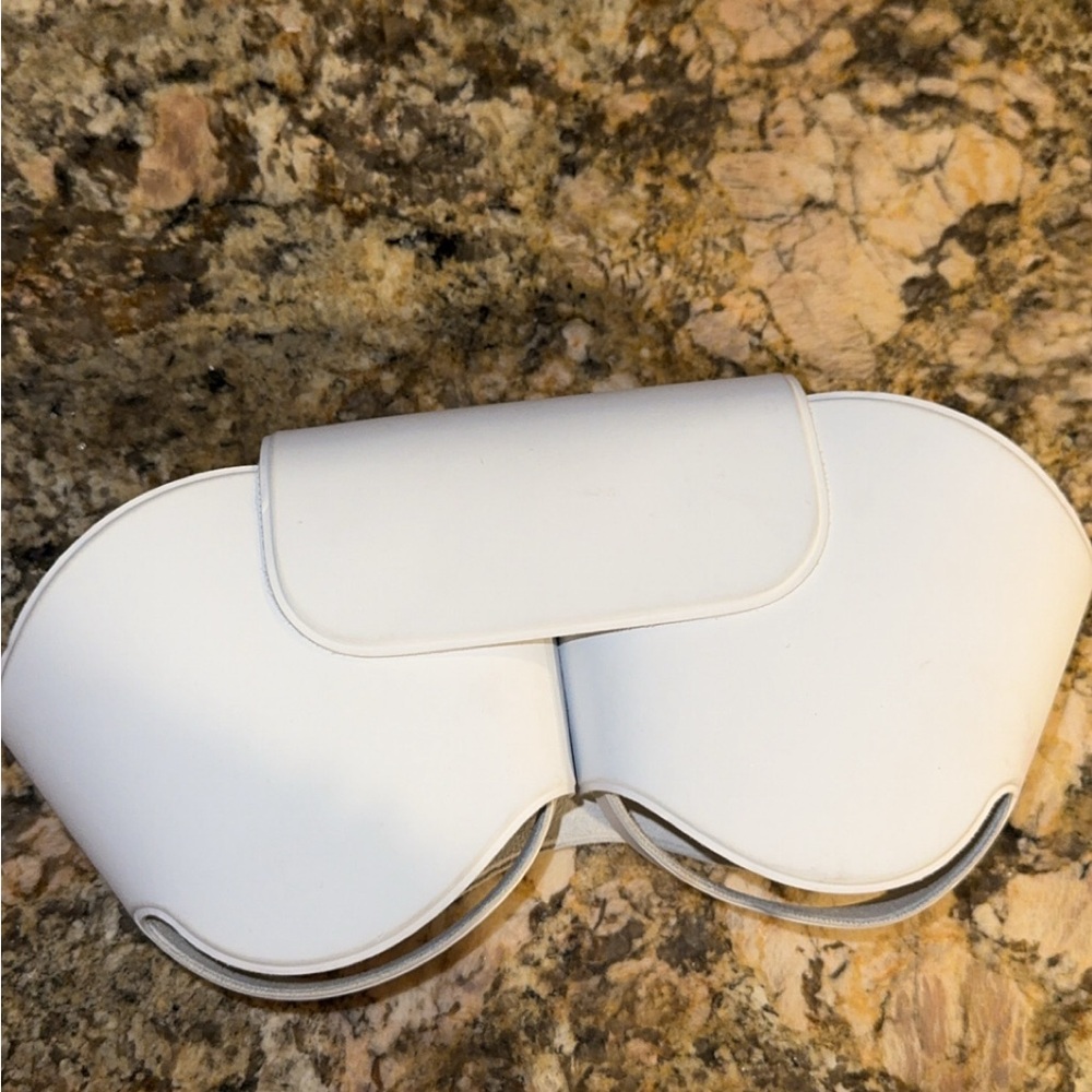 AirPod max - gently used - Picture 4 of 5